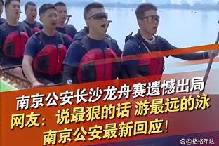 25名踢不过102名！？澳大利亚主帅上半场无限沉思，眉头紧锁